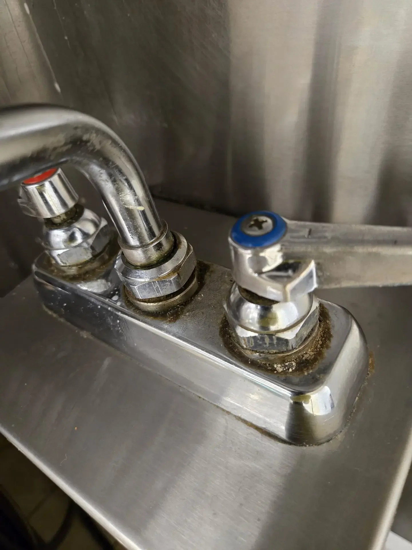 Kitchen sink taps before cleaning